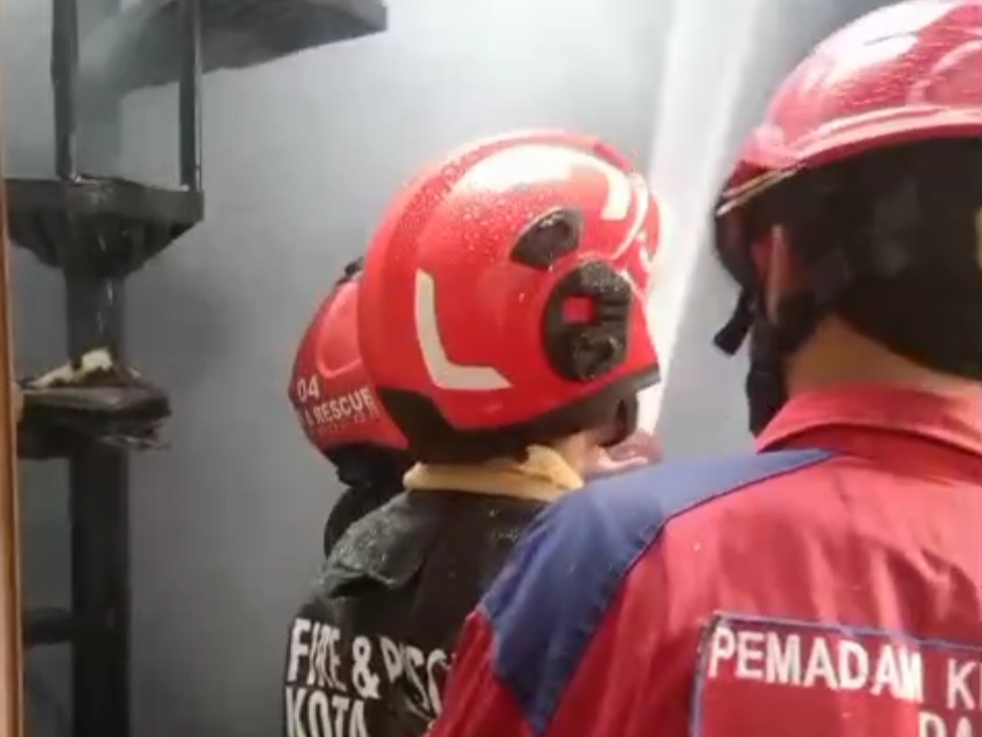 Diduga Korsleting Listrik, Rumah 2 Lantai di Tegal Gundil Terbakar