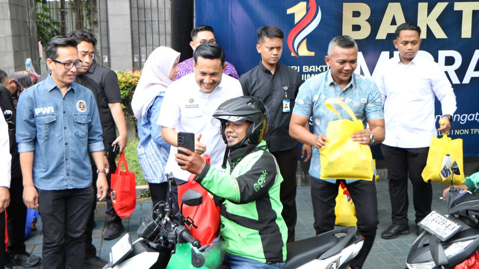 Kantor Imigrasi Bogor Gelar Donor Darah hingga Berbagi Sembako