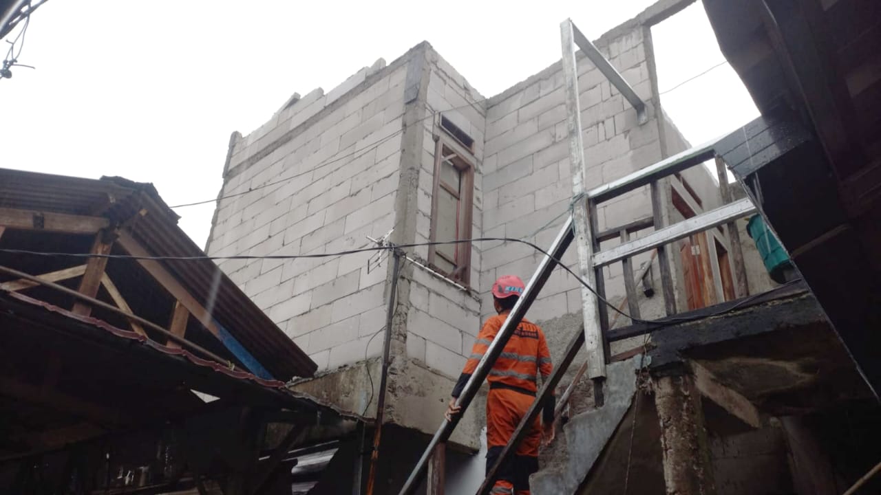 8 Atap Rumah di Bogor Utara Porak-poranda Diterjang Angin Kencang