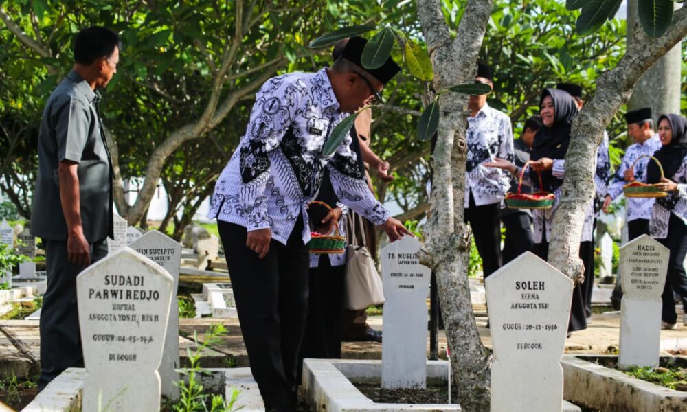 Peringati HGN, Guru Ziarah dan Tabur Bunga di TMP Dreded
