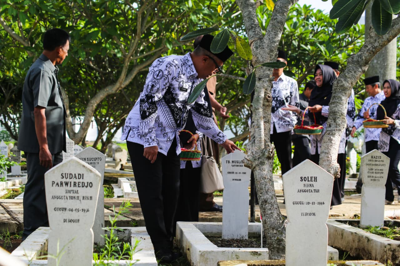 Peringati HGN, Guru Ziarah dan Tabur Bunga di TMP Dreded