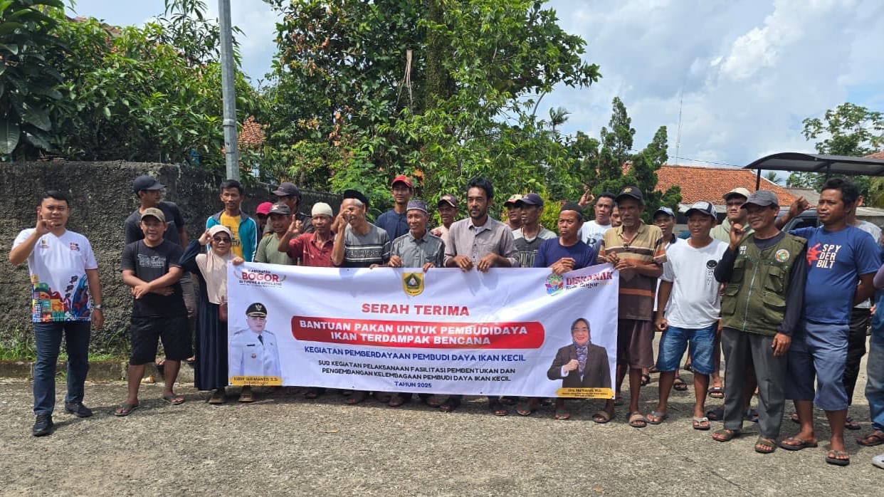 Ratusan RT Perikanan Terdampak Banjir di Bogor dapat Pakan Ikan