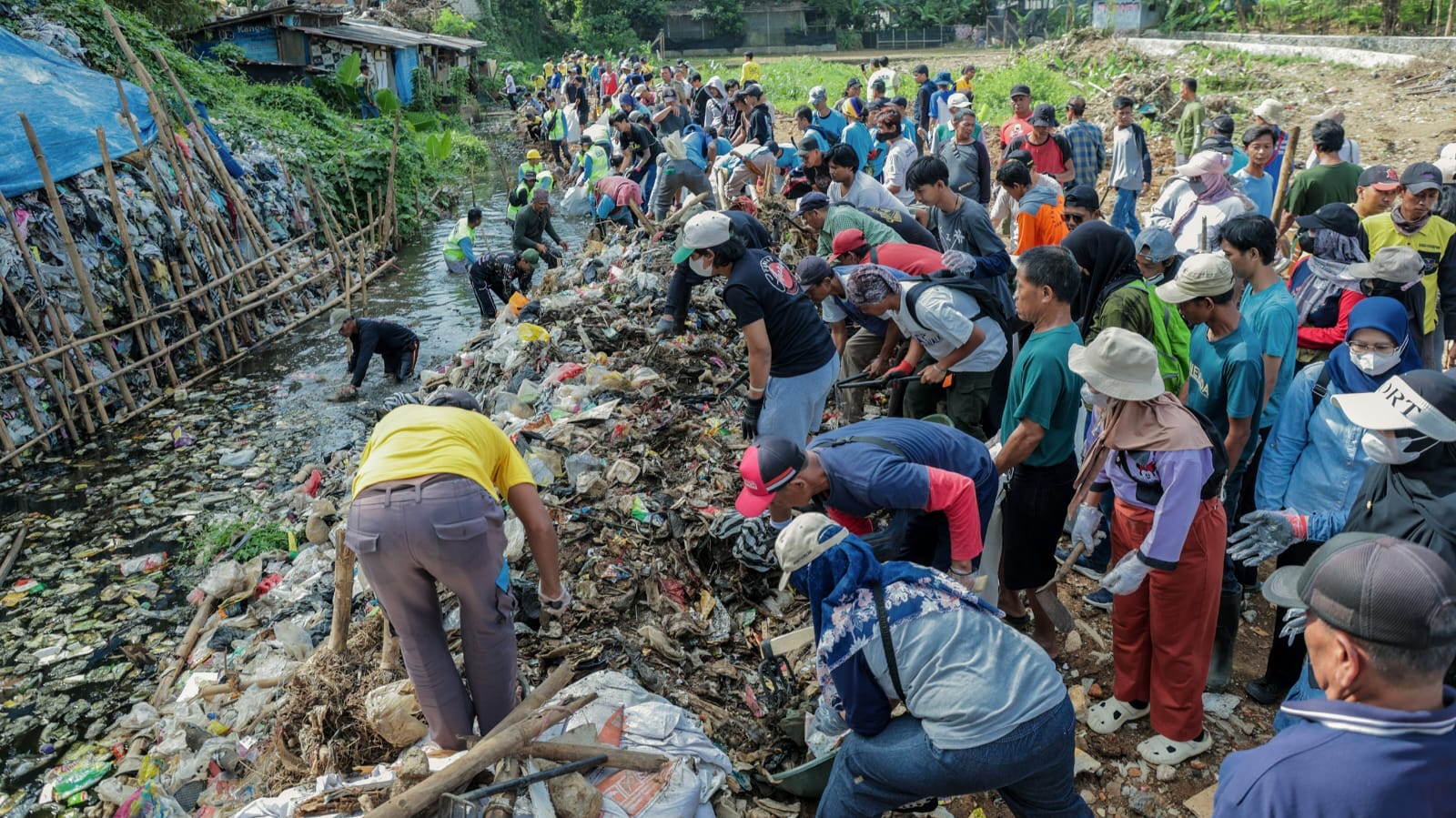 Jumat Bersih di Kedung Waringin, Gunungan Sampah Diangkut Warga