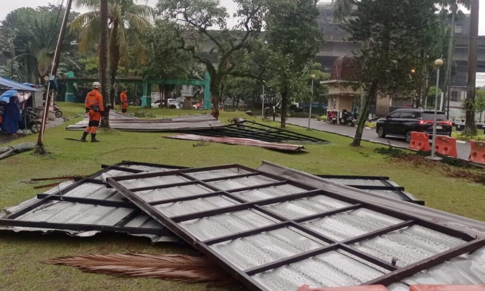 Disapu Angin Kencang, Kanopi Timpa 3 Kendaraan di Cibadak