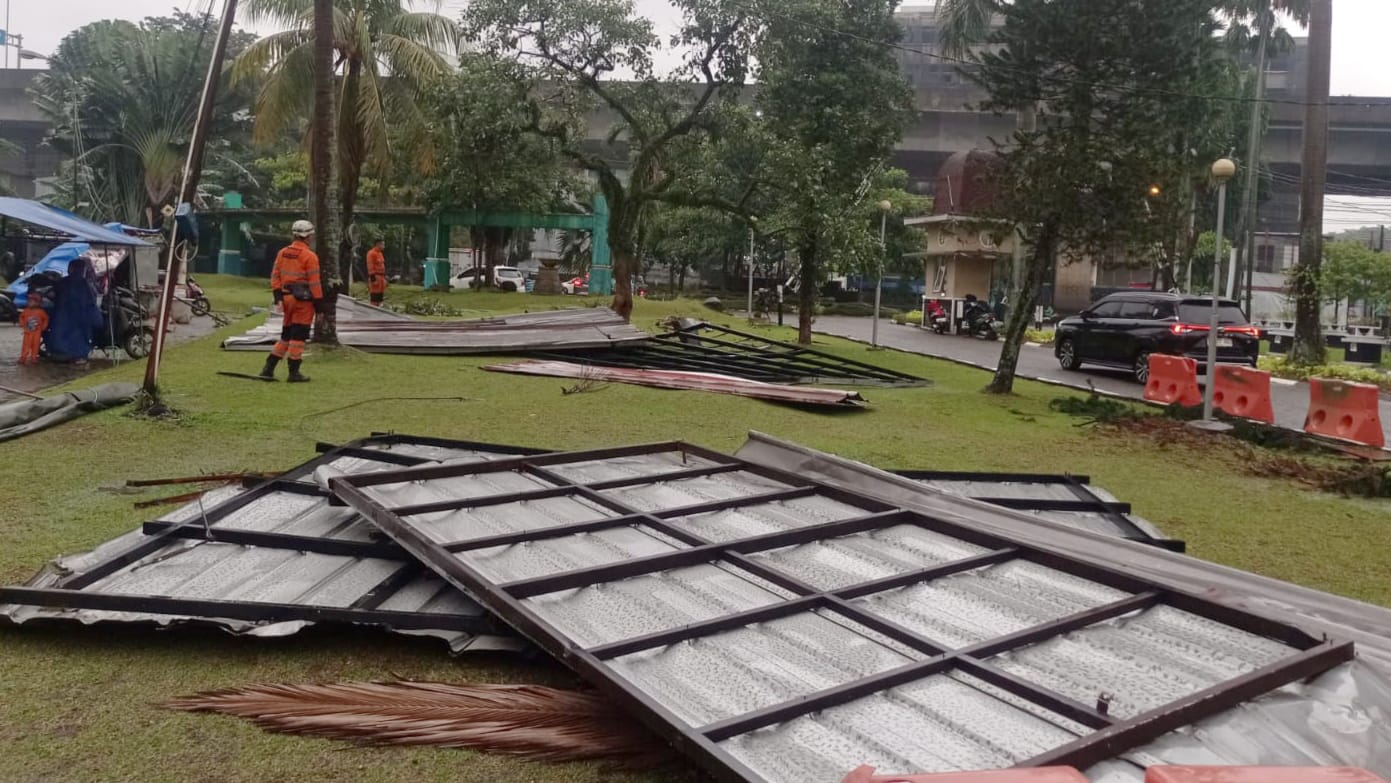 Disapu Angin Kencang, Kanopi Timpa 3 Kendaraan di Cibadak