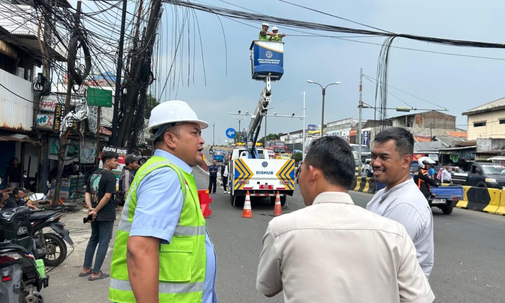 Kabel Menggantung di Flyover Cibinong Dipindah ke Tanah