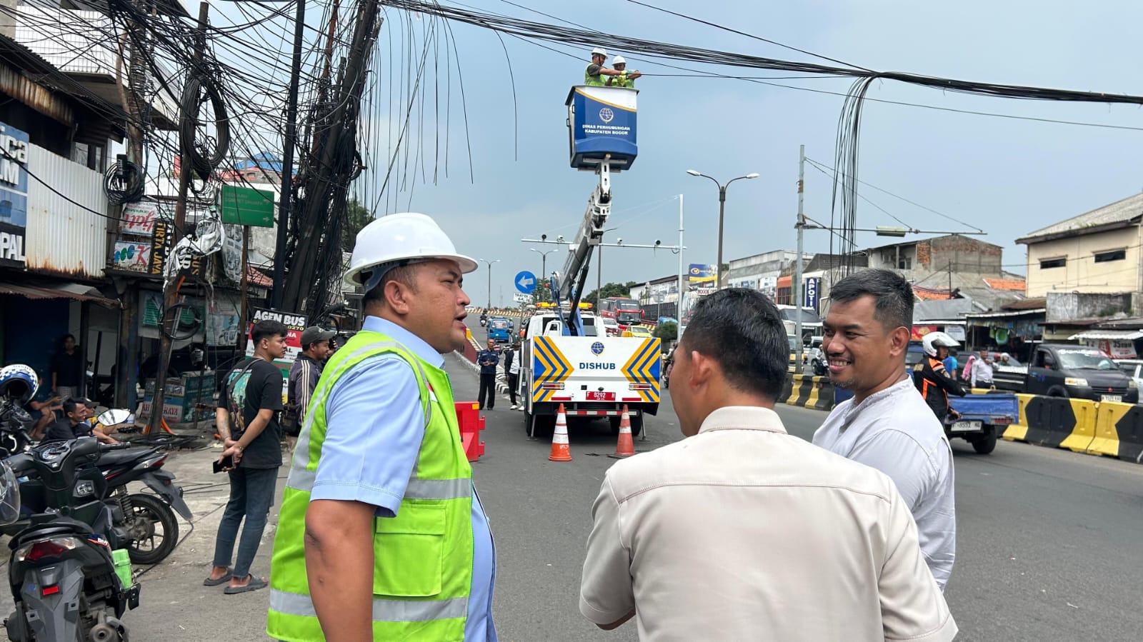 Kabel Menggantung di Flyover Cibinong Dipindah ke Tanah
