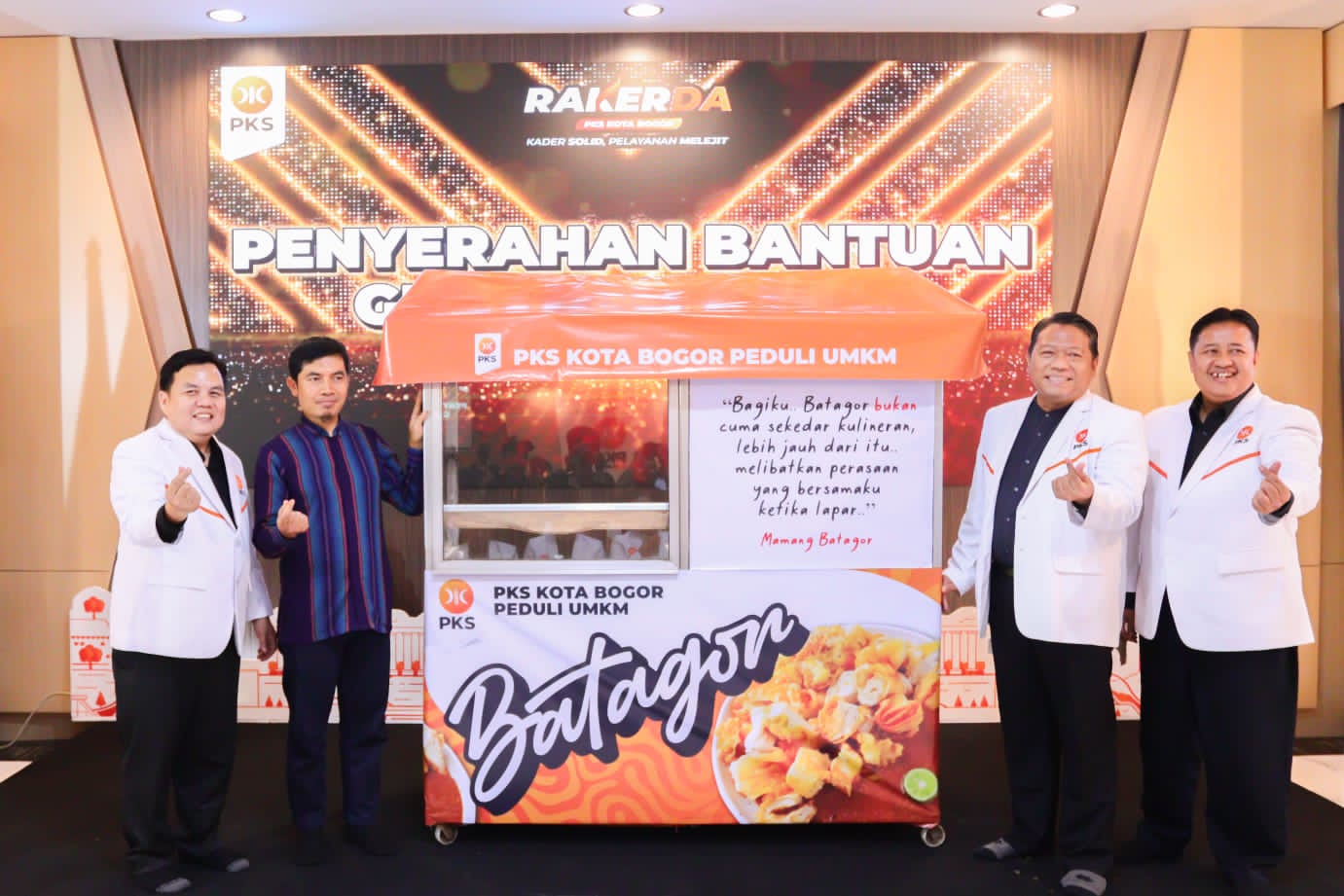 Dorong Kemandirian Kader, PKS Kota Bogor Bagikan Gerobak UMKM Gratis