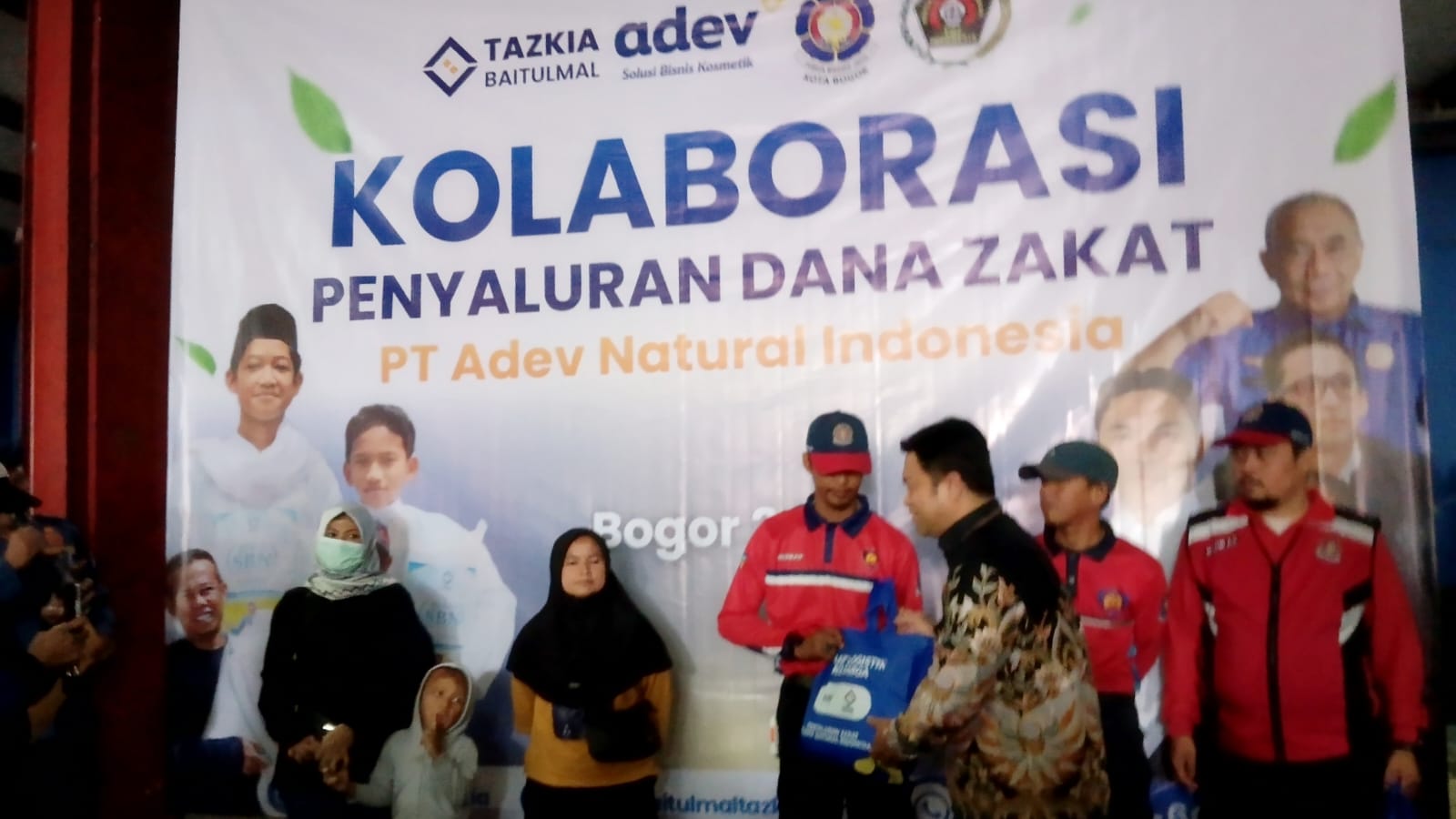 Kolaborasi Adev Natural Indonesia, Baitulmal Tazkia, DPKP dan PWI Salurkan Zakat di Kota Bogor