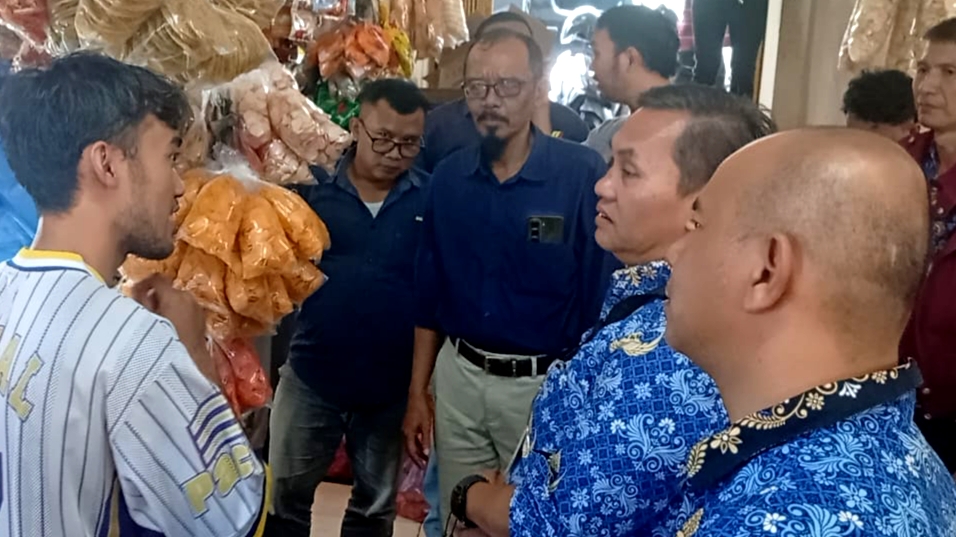 Dinkukmdagin Sidak Mie dan Kulit Pangsit Berbahaya di Pasar