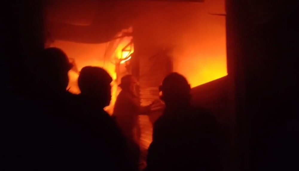 Puluhan Kios Blok C D Pasar Kebon Kembang Hangus Terbakar