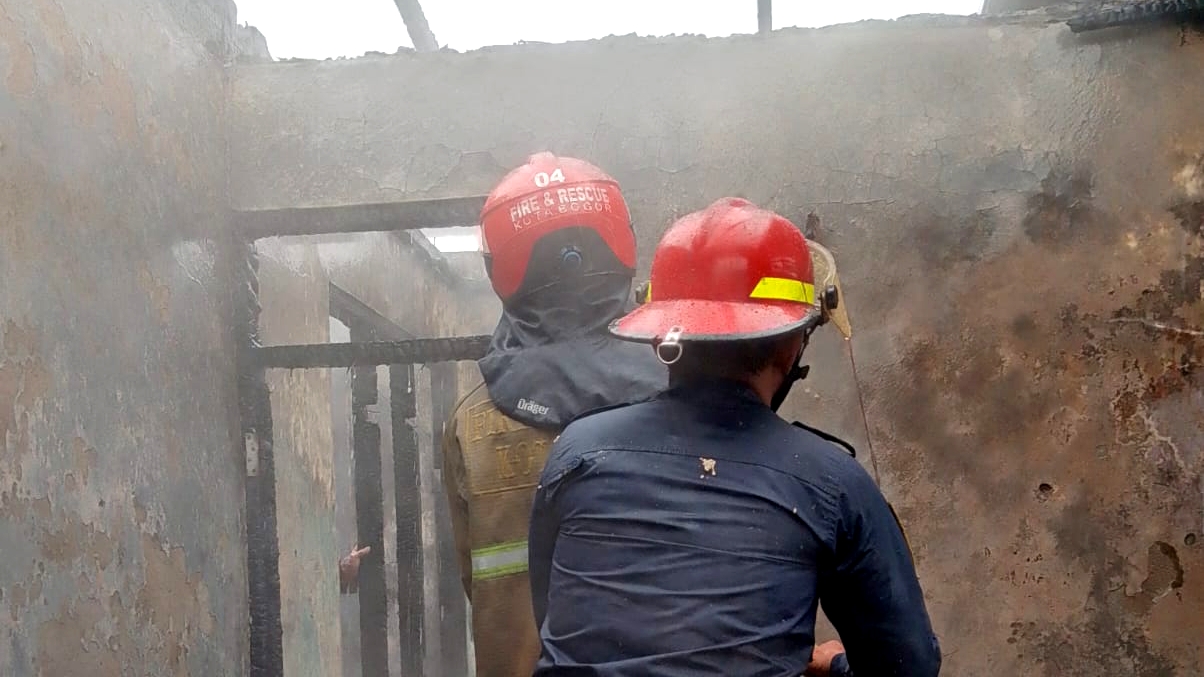 Diduga Akibat Cas HP, Rumah 2 Lantai di Kota Bogor Terbakar