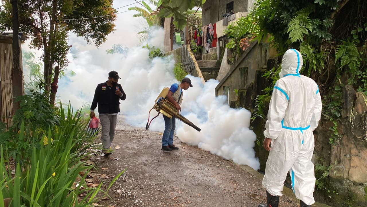 Tangkal Chikungunya, Warga Cibuluh Lakukan Fogging dan PSN