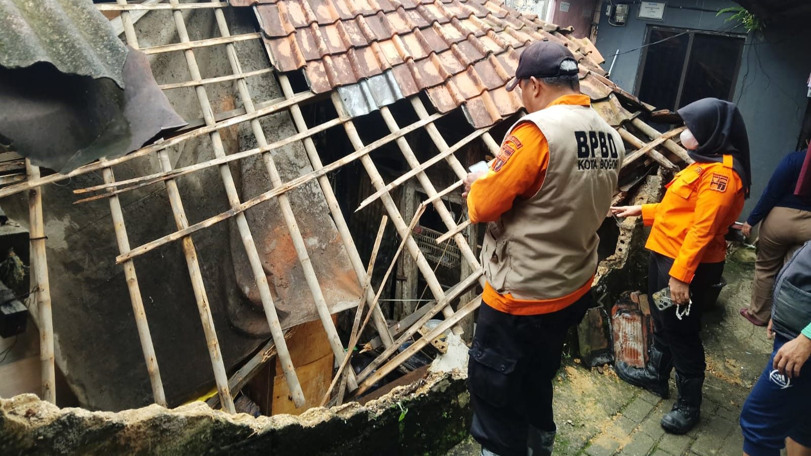 Rumah Warga di Tegalgundil Rusak Akibat Atap dan Tembok Ambruk