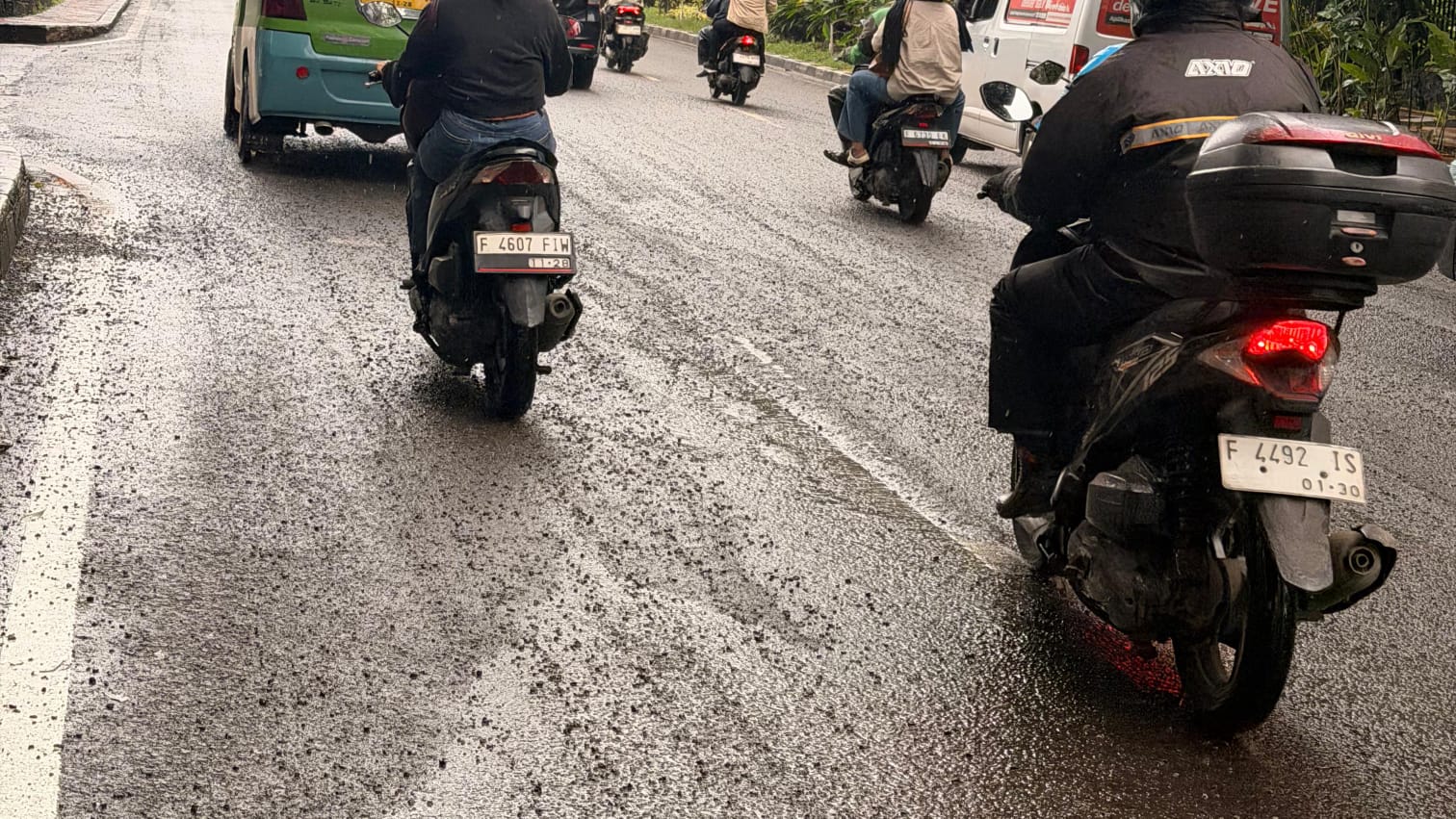 Keluhkan Kerusakan Jalan Jalak Harupat, Warga Desak Perbaikan PUPR