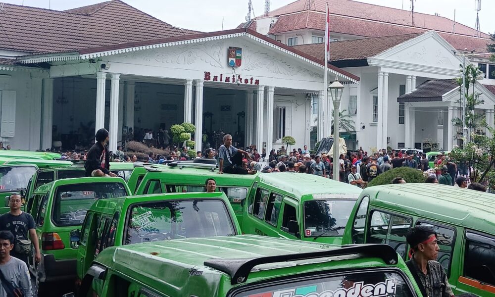 Ratusan Sopir Angkot Geruduk Balaikota Bogor: Tolak Penghapusan Angkot 'Tua'