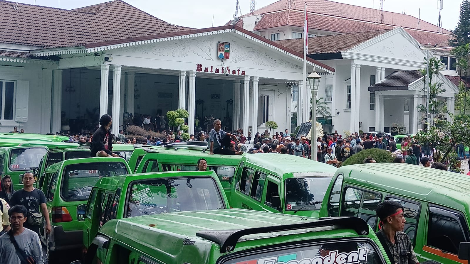 Ratusan Sopir Angkot Geruduk Balaikota Bogor: Tolak Penghapusan Angkot 'Tua'