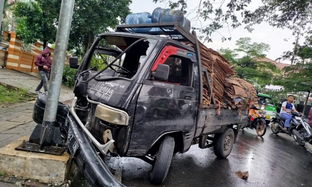 Sopir Mengantuk, Mobil Pikap Tabrak Tiang Rambu di Tanah Sareal