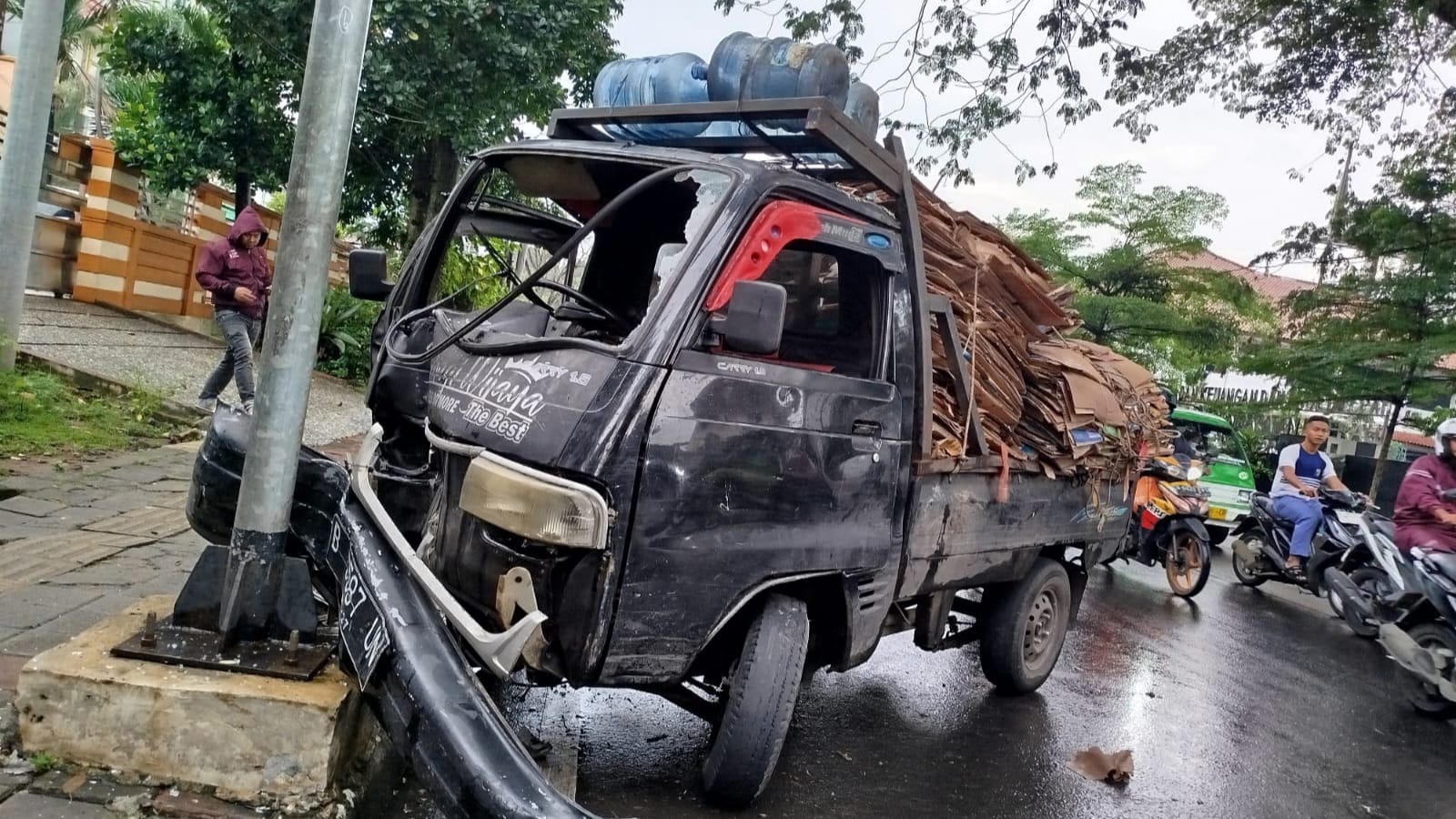 Sopir Mengantuk, Mobil Pikap Tabrak Tiang Rambu di Tanah Sareal