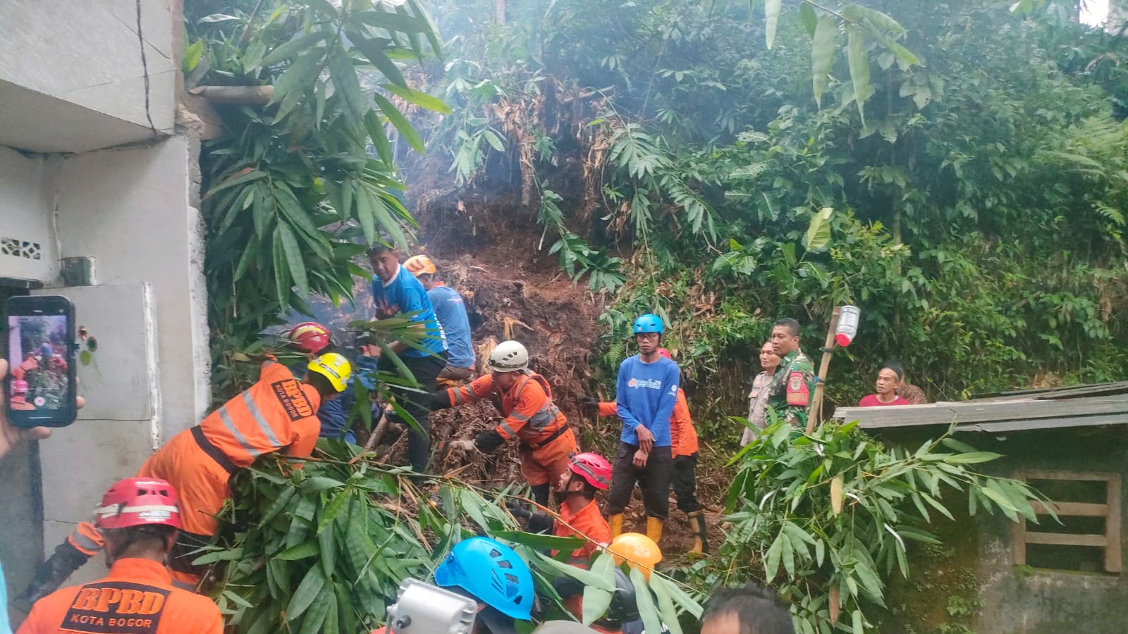 2 Anak Selamat Usai Tertimbun Longsor di Kota Bogor 