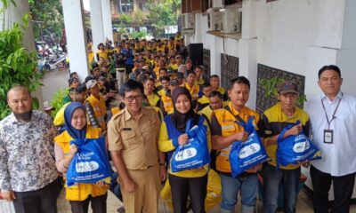 Ratusan Paket Sembako Zakat PT Adev Diterima Penyapu Jalan