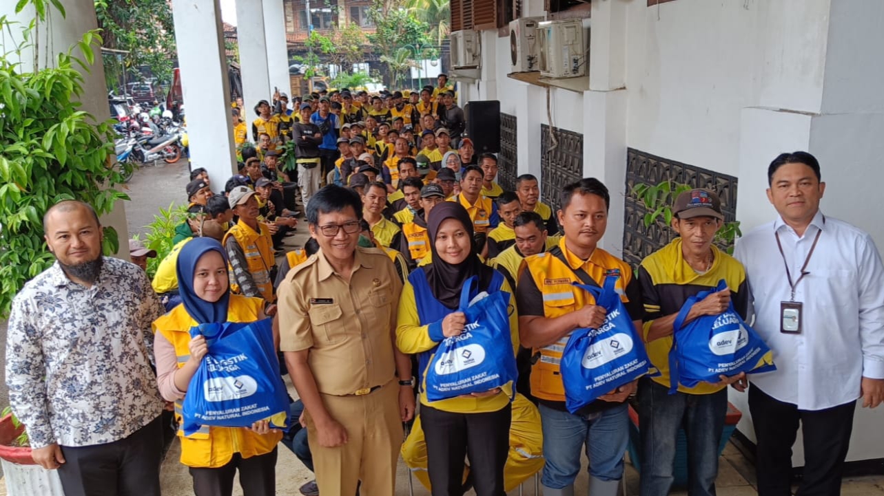 Ratusan Paket Sembako Zakat PT Adev Diterima Penyapu Jalan