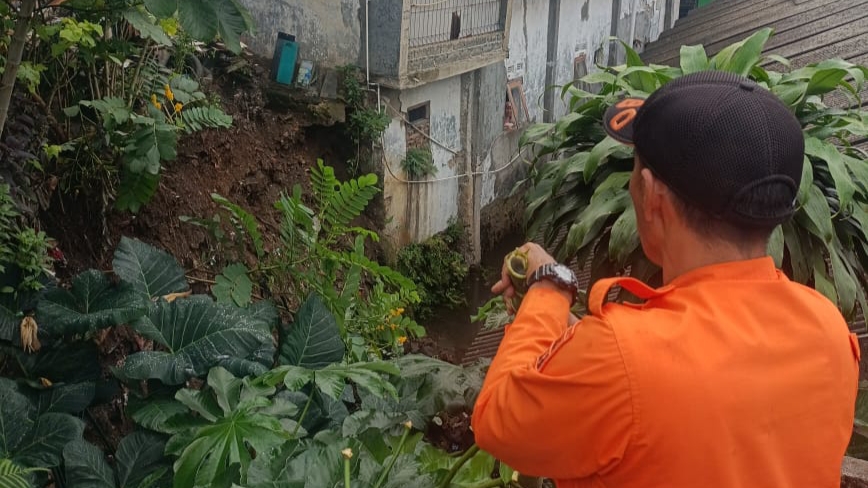 Tanah Pemakaman di Pasirjaya Longsor Tergerus Anak Sungai Cikaret
