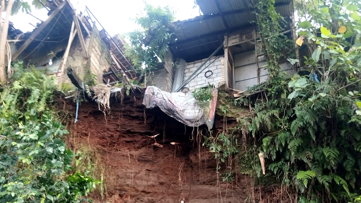 Longsor Setinggi 12 Meter Gerus Dapur Rumah Warga Pasirjaya