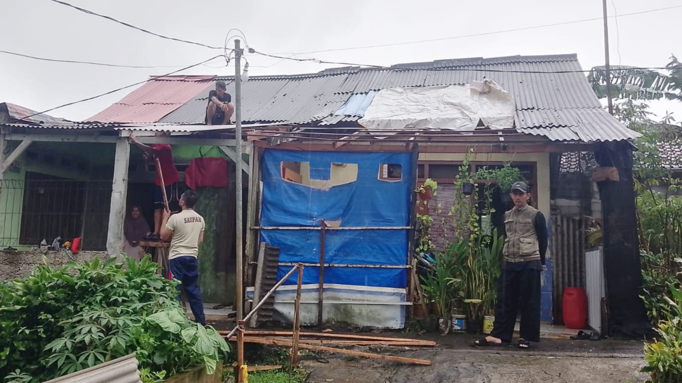 Belasan Atap Rumah Warga Tersapu Angin Kencang di Kencana Bogor