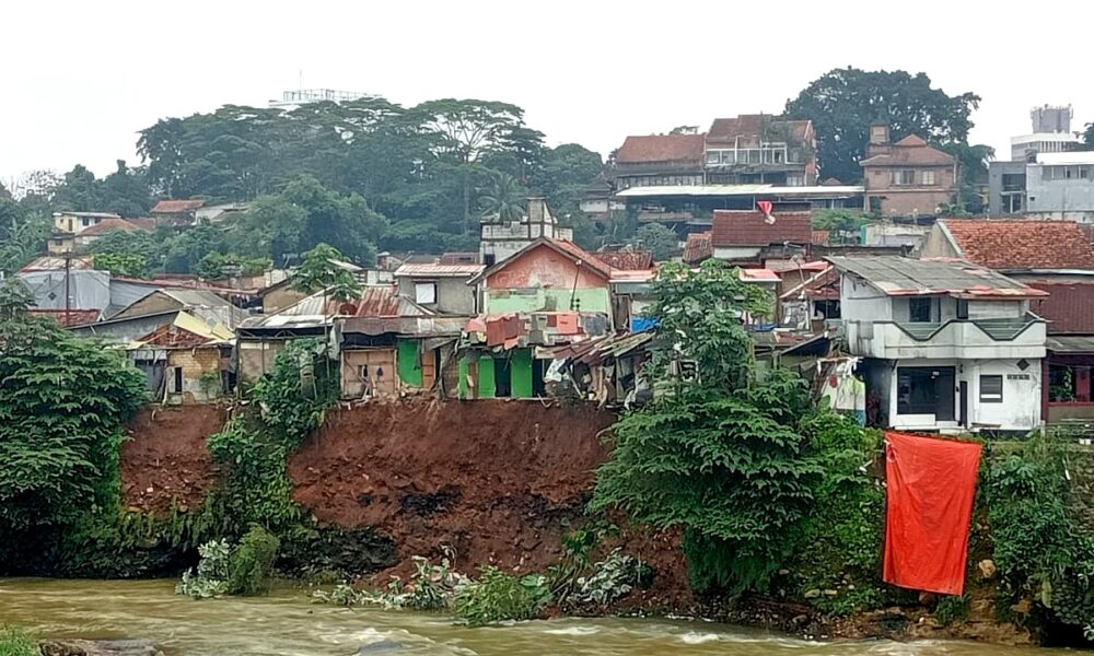 Tebing Sungai Cisadane Longsor, 2 Keluarga di Paledang Mengungsi