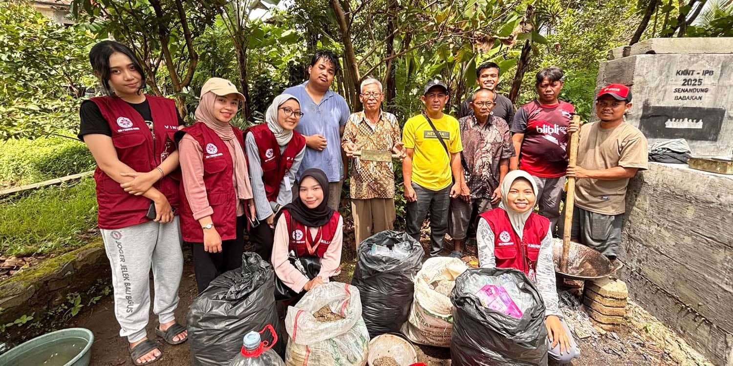 Mengubah Sampah jadi Paving, Cerita KKN Mahasiswa IPB di Babakan Sadeng