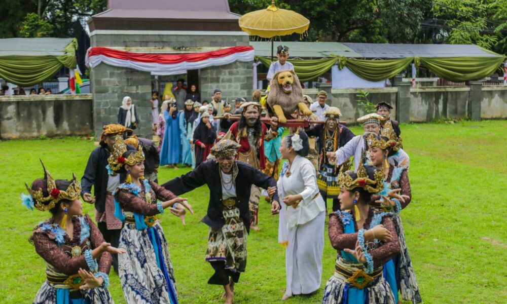 Mapag Barudak Yatim dengan Sisingaan di Bumi Ageung Batutulis