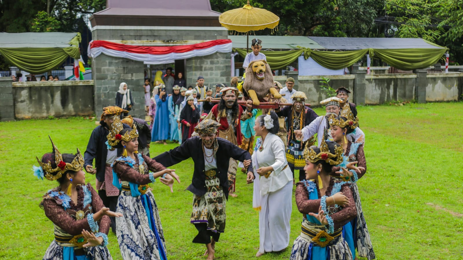 Mapag Barudak Yatim dengan Sisingaan di Bumi Ageung Batutulis