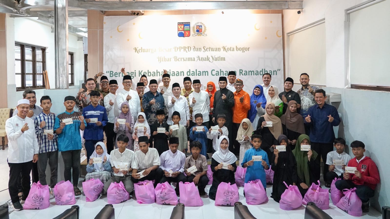 Keluarga Besar DPRD Kota Bogor Berbagi Kebahagiaan dengan Anak Yatim