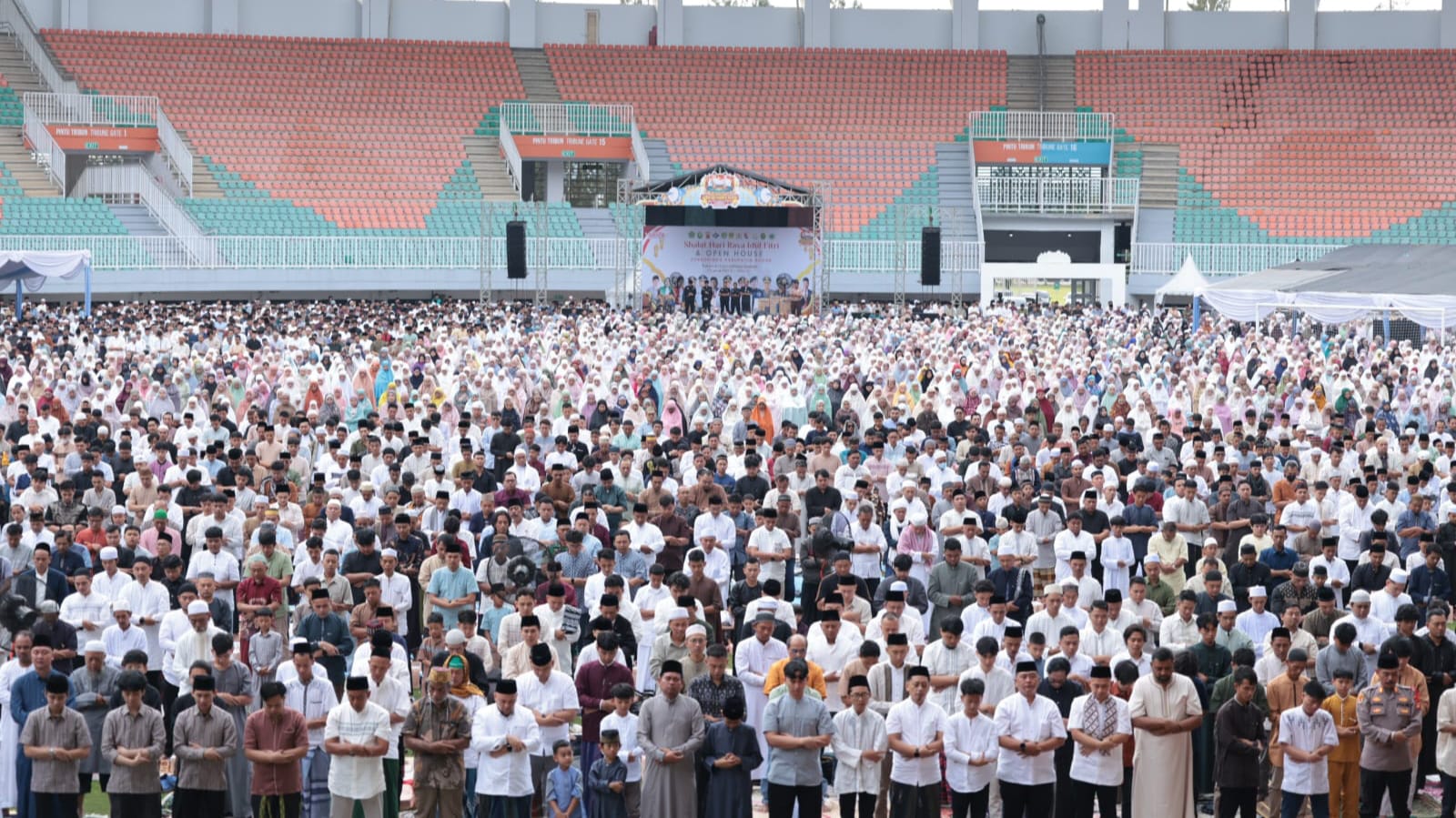 Puluhan Ribu Warga Salat Idulfitri Bersama Bupati Bogor di Stadion Pakansari