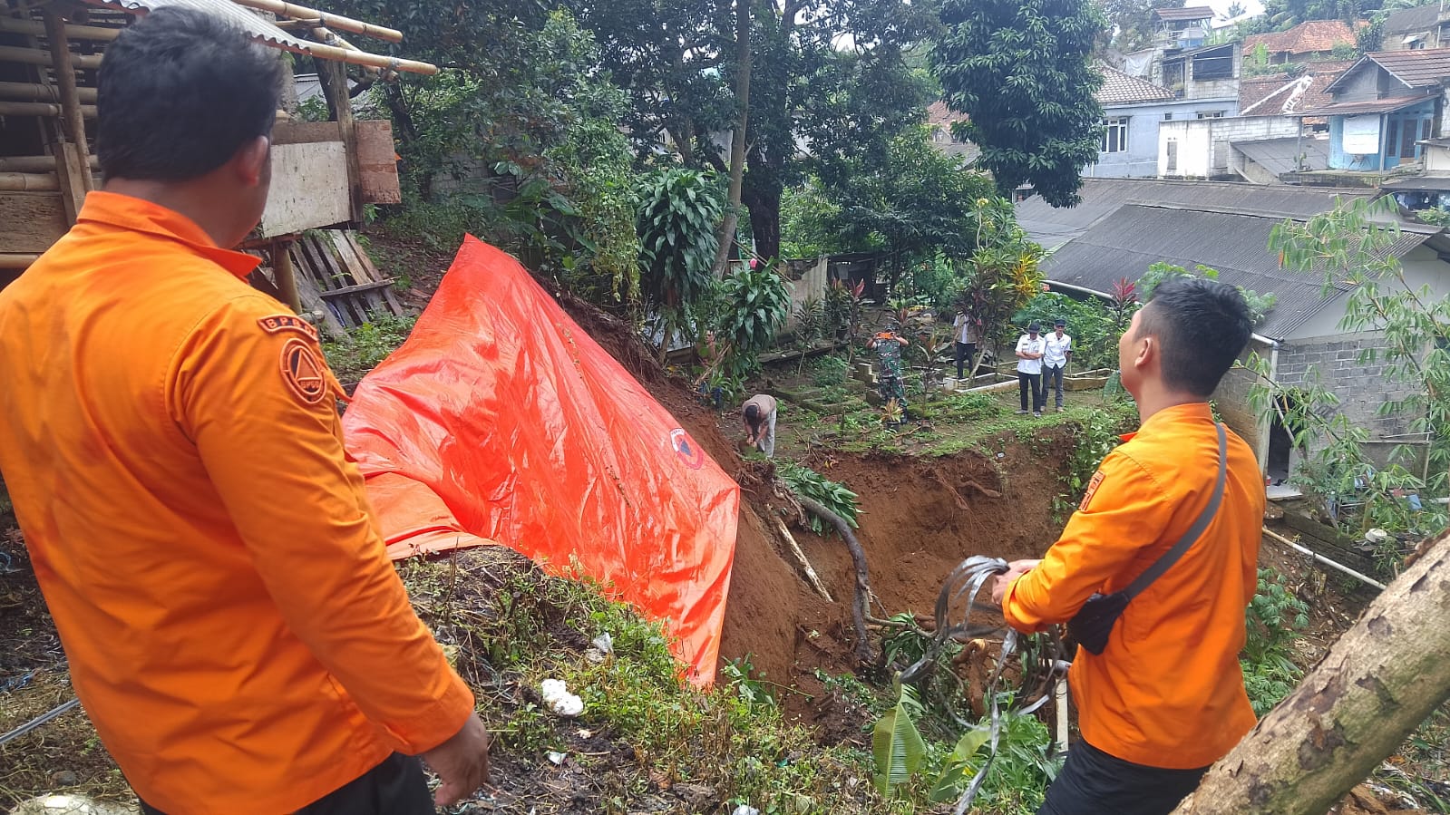 Diguyur Hujan, Pemakaman di Muarasari Longsor Selebar 20 Meter
