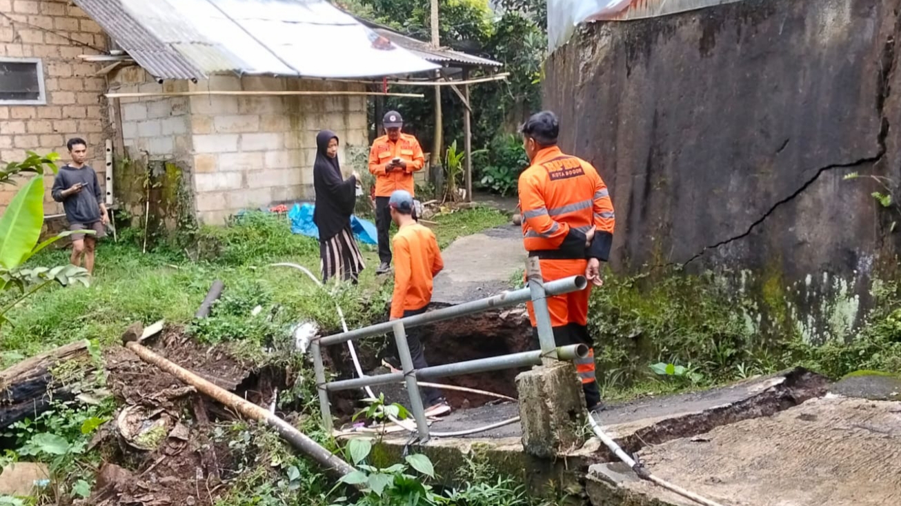 Jembatan Ambles, Akses Jalan di Pamoyanan Terputus