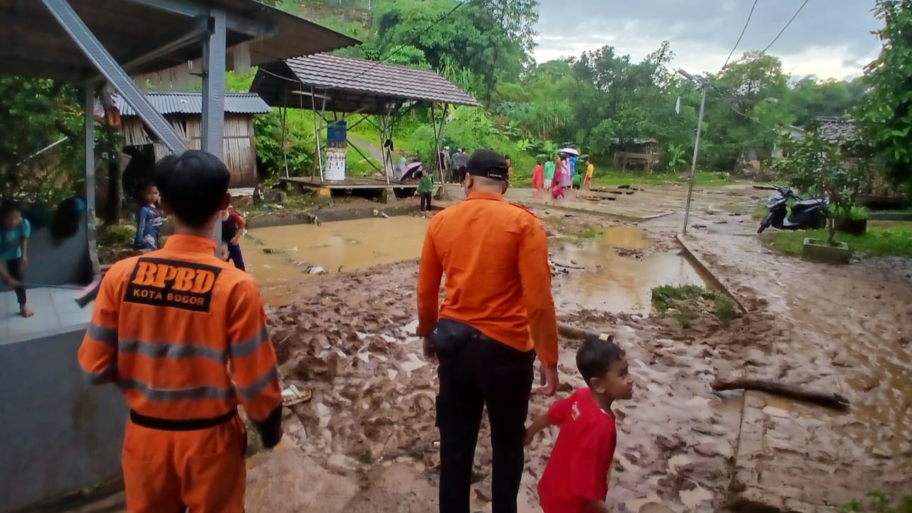 Banjir Lintasan Terjang Belasan Rumah dan Musala di Katulampa