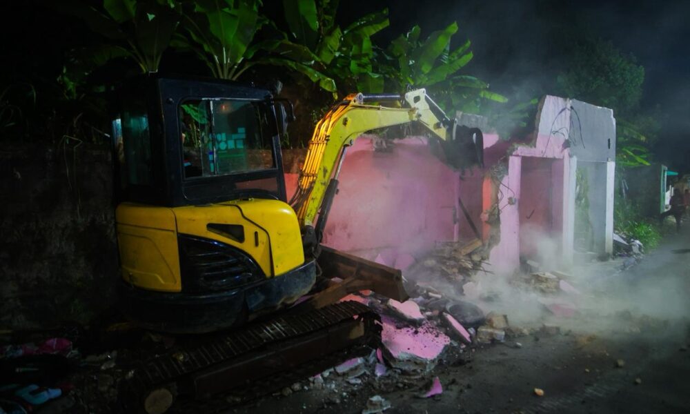 14 Bangunan Liar di Atas Drainase Rangga Mekar Dibongkar