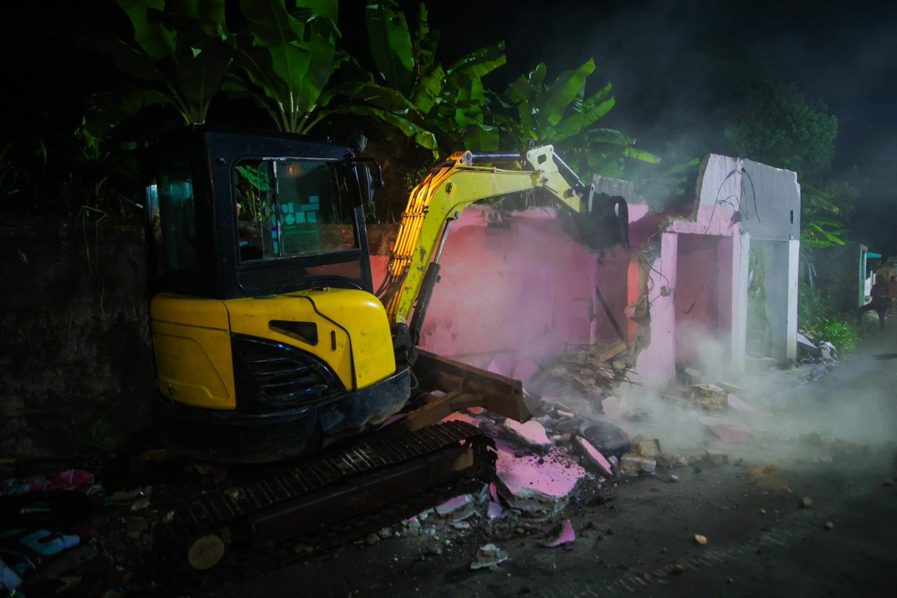 14 Bangunan Liar di Atas Drainase Rangga Mekar Dibongkar