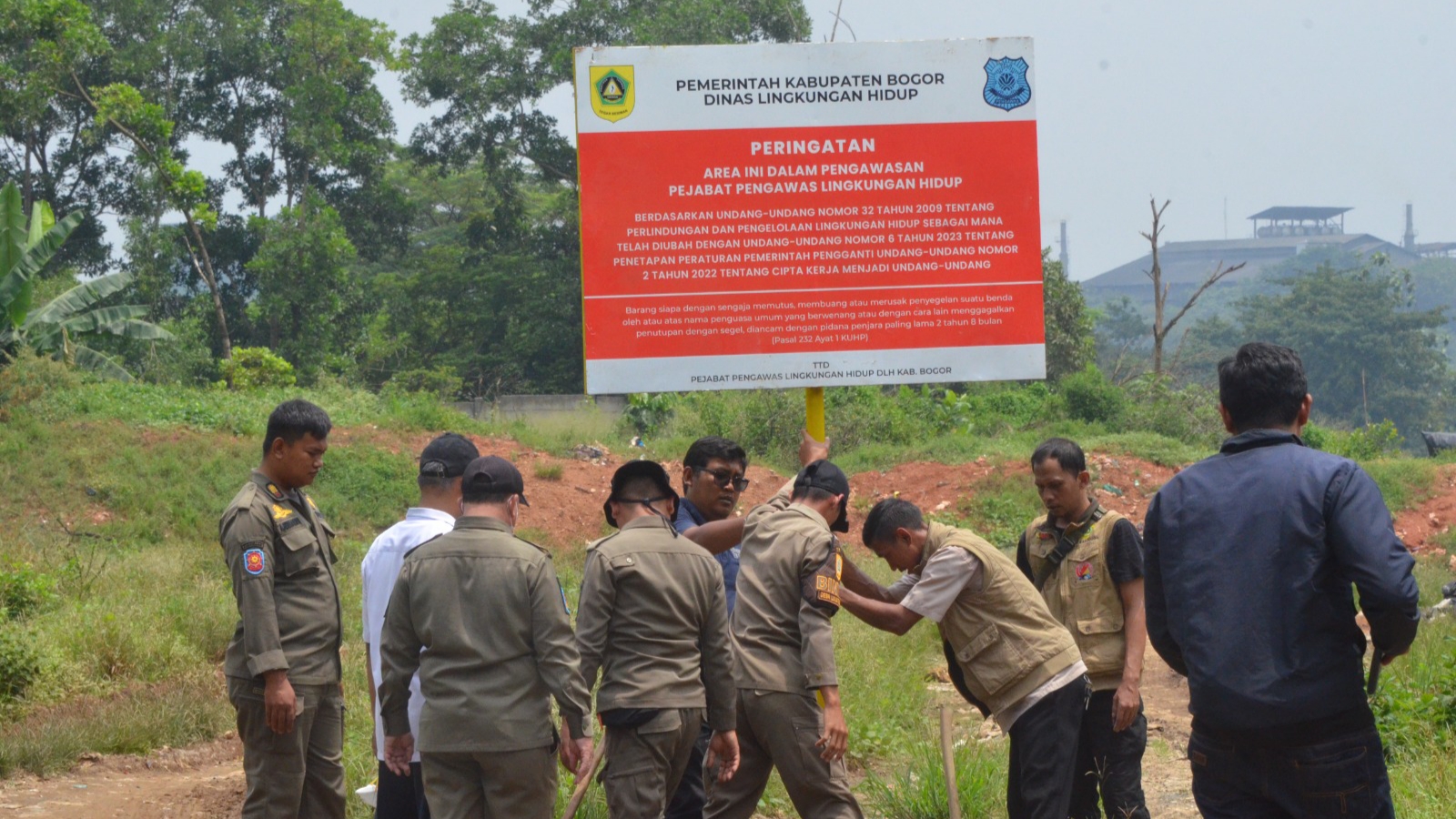 DLH Segel Lokasi Pembuangan Sampah Liar di Klapanunggal
