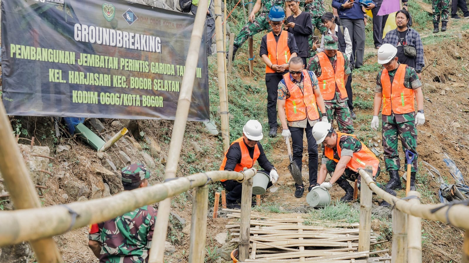 Permudah Akses Warga, TNI Bangun Jembatan di Harjasari