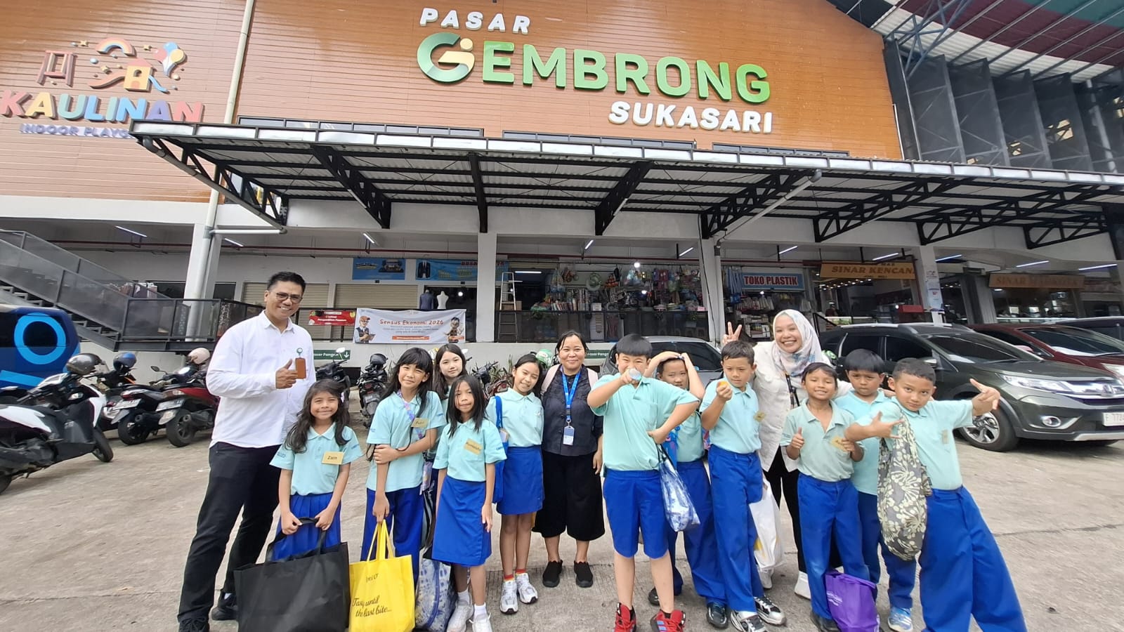 Serunya Anak SD Belajar Tawar-menawar di Pasar Gembrong Sukasari