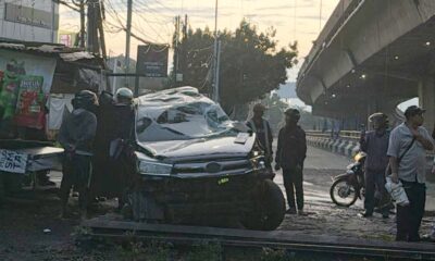 Masuk Lintasan Rel, Mobil Tertemper Kereta di Kota Bogor