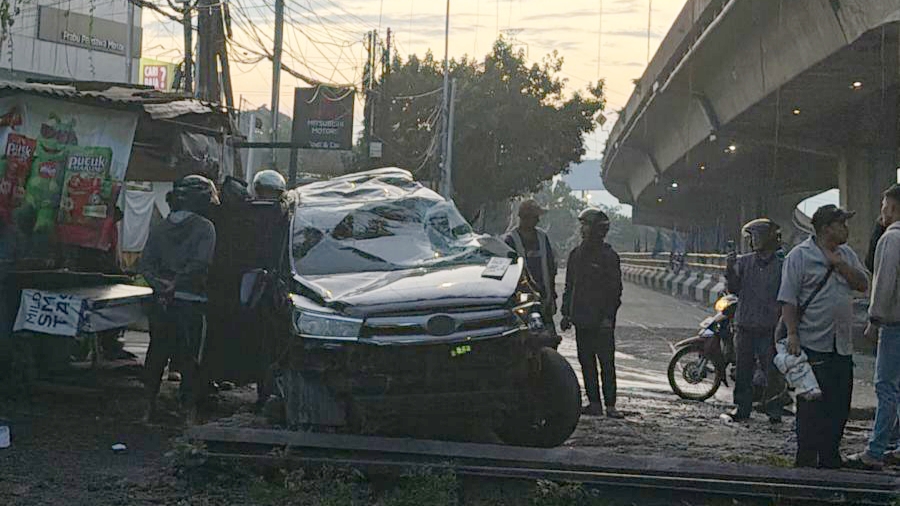 Masuk Lintasan Rel, Mobil Tertemper Kereta di Kota Bogor
