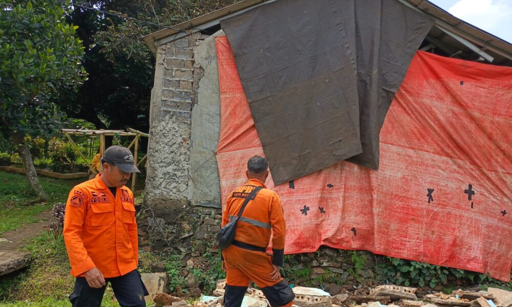 Rumah Warga di Cipaku Rusak Akibat Tembok Ambruk