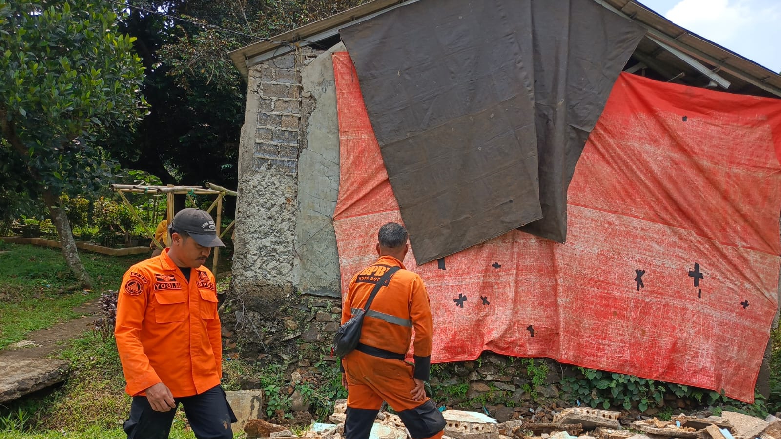 Rumah Warga di Cipaku Rusak Akibat Tembok Ambruk