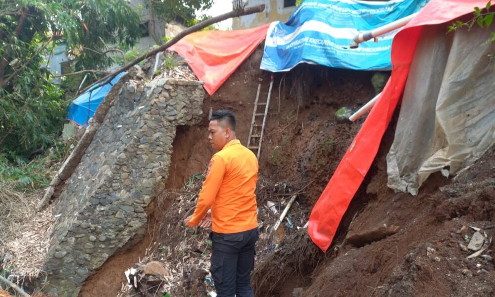 Longsor Gerus Rumah Warga di Gunung Batu, Penghuni Mengungsi