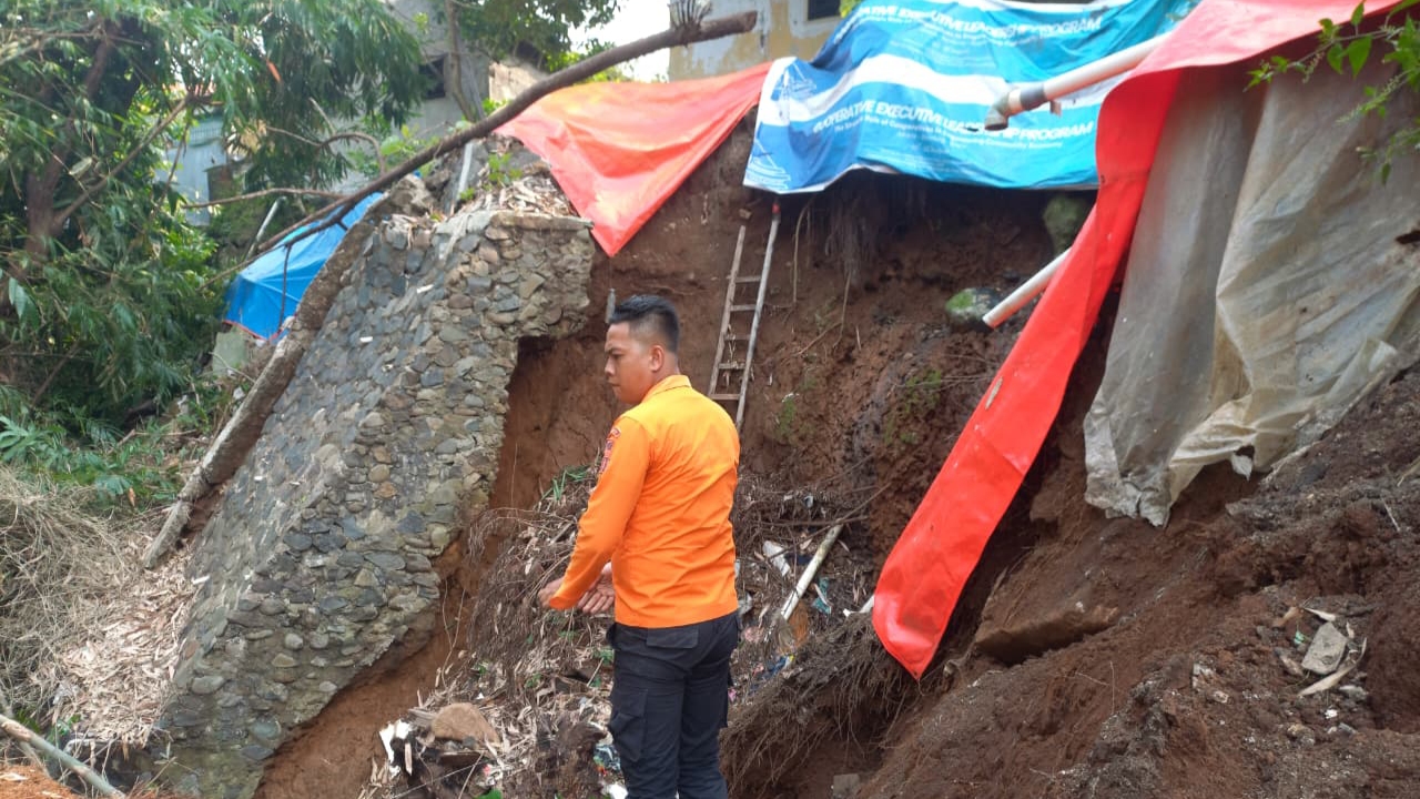 Longsor Gerus Rumah Warga di Gunung Batu, Penghuni Mengungsi