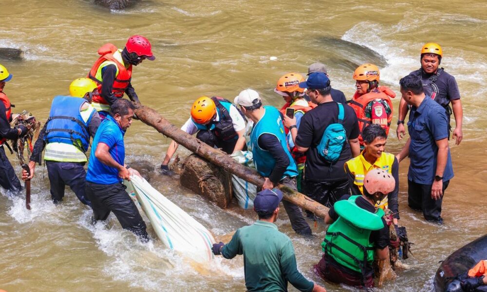 Bersih-bersih Ciliwung, 1,2 Ton Sampah Diangkat dalam 2 Jam